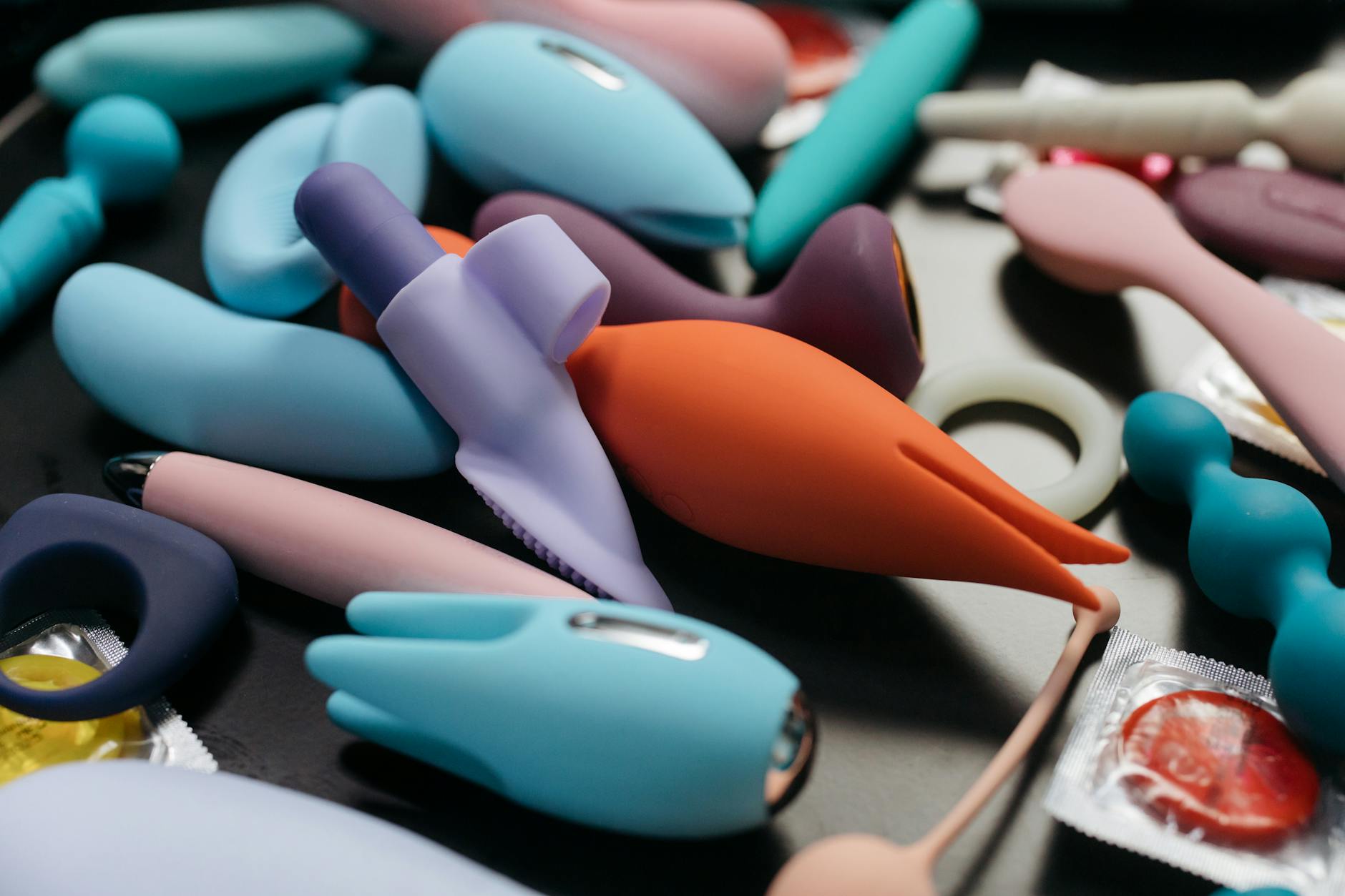 Přehled barevných vibrátorů a sex toy v detailním záběru