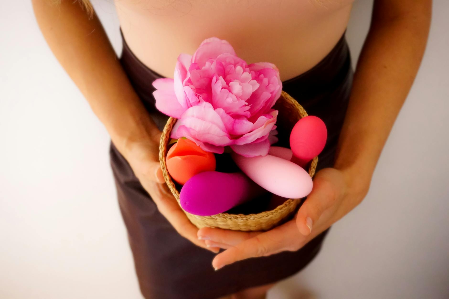 Sada barevných lemon vibrators na jasně žlutém pozadí